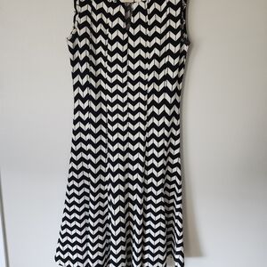 Chevron Pattern Sleeveless Dress - Black and White